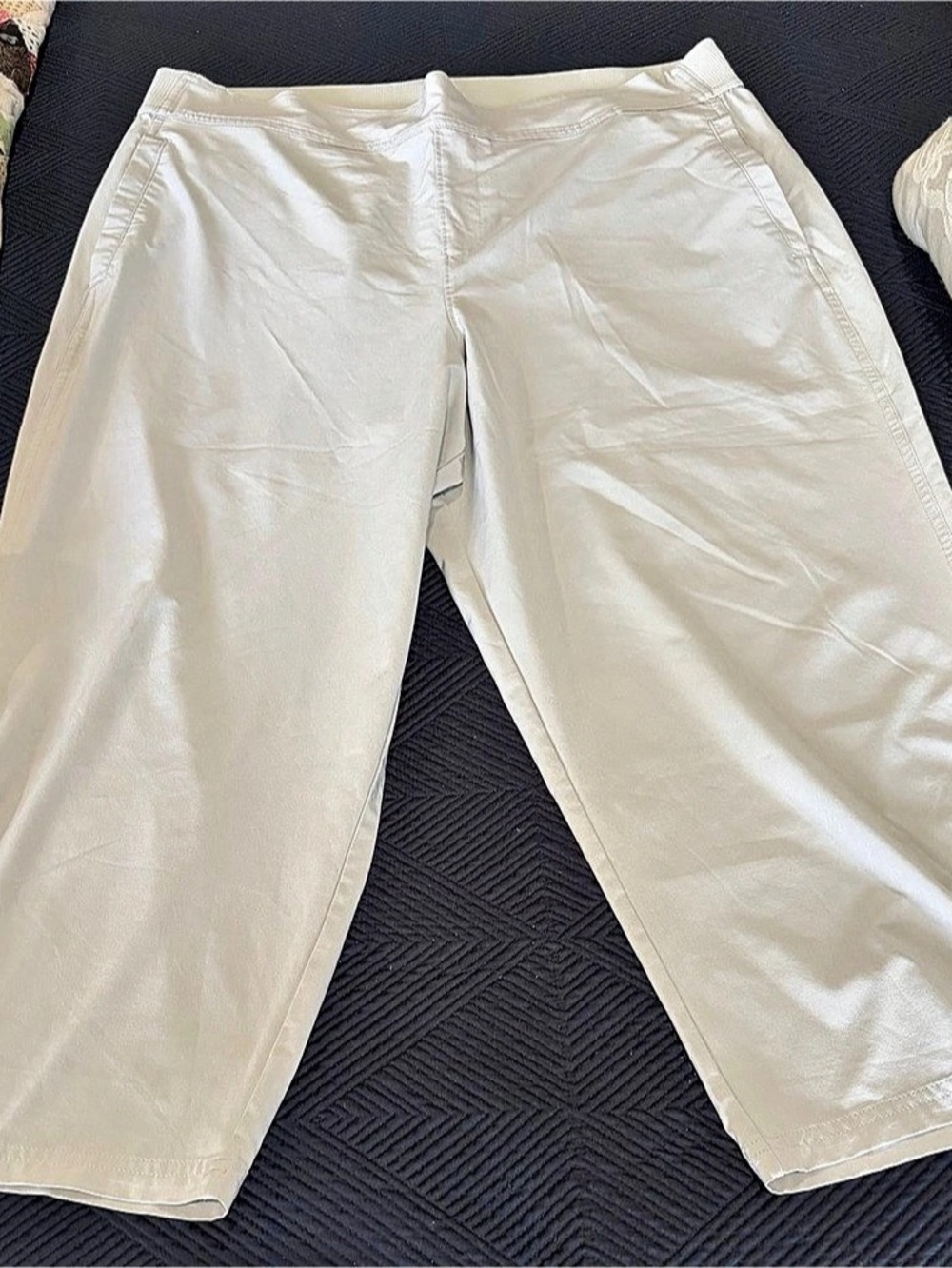 CALIA by Carrie Underwood White Cropped Pants